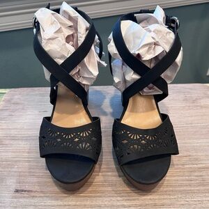 Indigo Rd. Women’s Black Laser Cut Floral 4” Brown Wedge Adj. Strappy Heels 8M